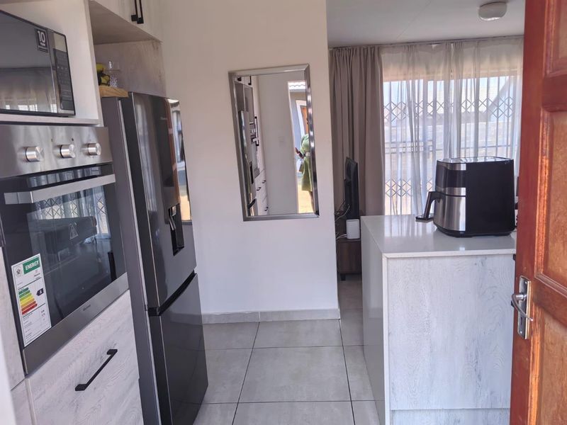 Three Bedroom House for Sale - Photo 3