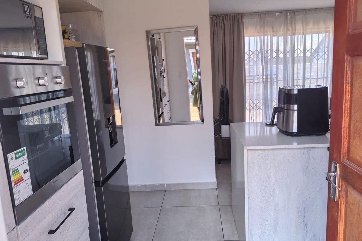 Three Bedroom House for Sale - Photo 3