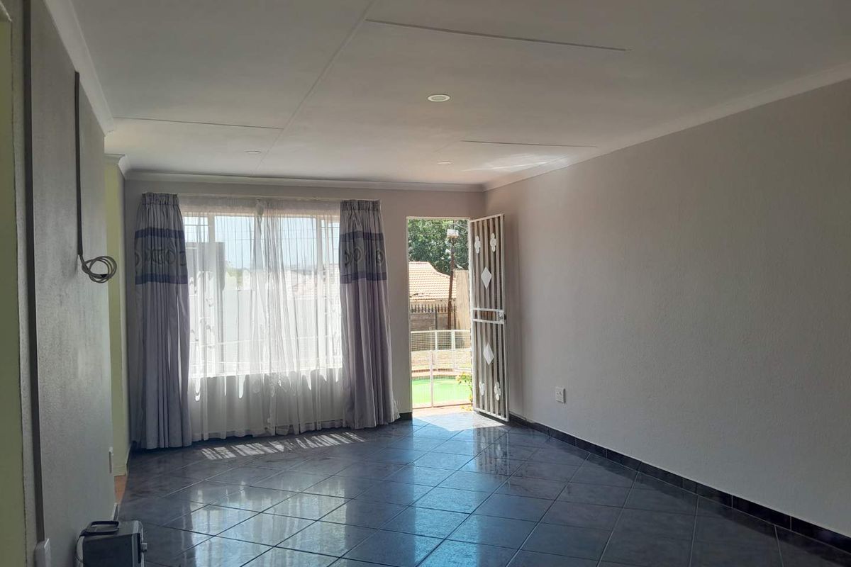 Comfortable facebrick Home in Elandspark - Photo 2