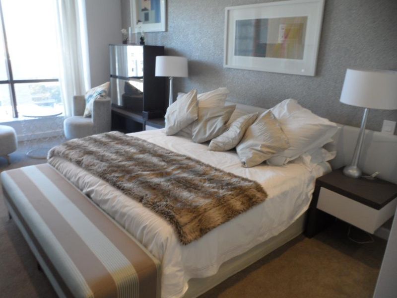 LUXURIOUS DESIGNER STUDIO APARTMENT IN THE ICONIC SANDTON SKYE - Photo 5