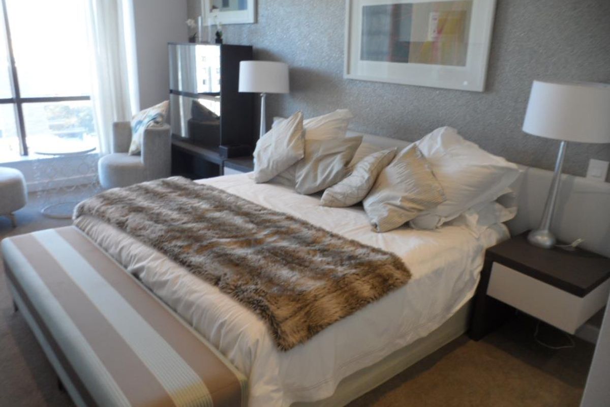 LUXURIOUS DESIGNER STUDIO APARTMENT IN THE ICONIC SANDTON SKYE - Photo 5