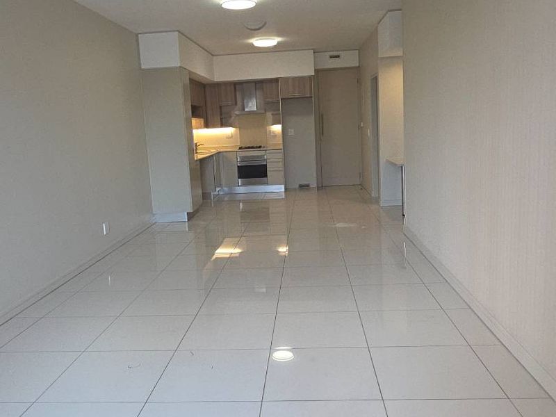 STUPENDOUS 2 BED ULTRA MODERN APARTMENT IN THE ICONIC TYRWHITT COMPLEX - Photo 5