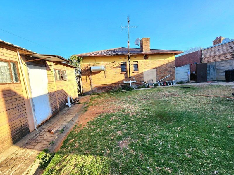 Spacious Home with Cottage and Excellent Investment Potential - Photo 6