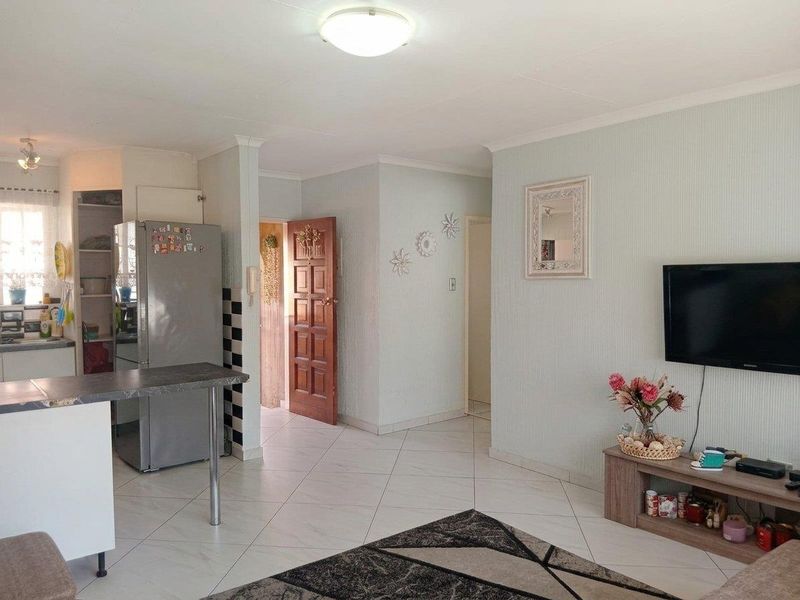 Lovely 2 bedroom townhouse for sale in Norkem Park - Photo 5