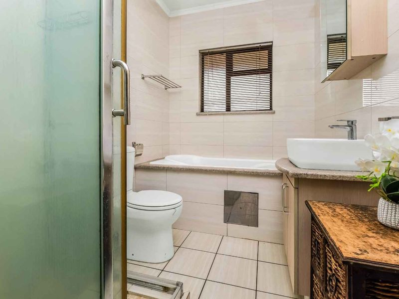 TOP FLOOR LOFT APARTMENT, BOASTING LOADS OF NAURAL LIGHT AND IN A FANTASTIC LOCATION - Photo 10