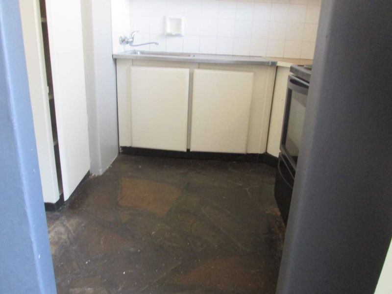 BEAUTIFUL ,NEAT AND CLEAN [1] ONE BEDROOM FLAT FOR SALE IN ARCADIA ' PRETORIA ' - Photo 9