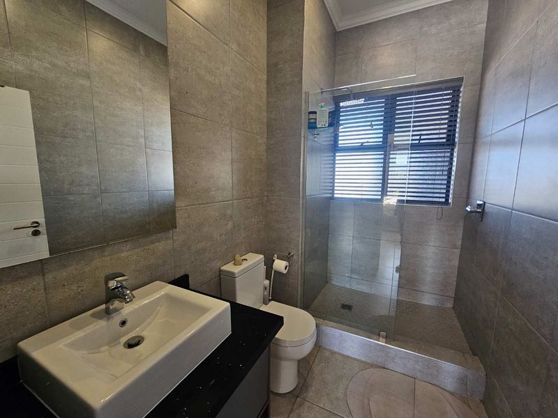 Stunning Modern 3-Bedroom 1st floor Apartment for Sale in Six Fountains Estate. Stunning view! Truly the entertainer's dream! - Photo 7