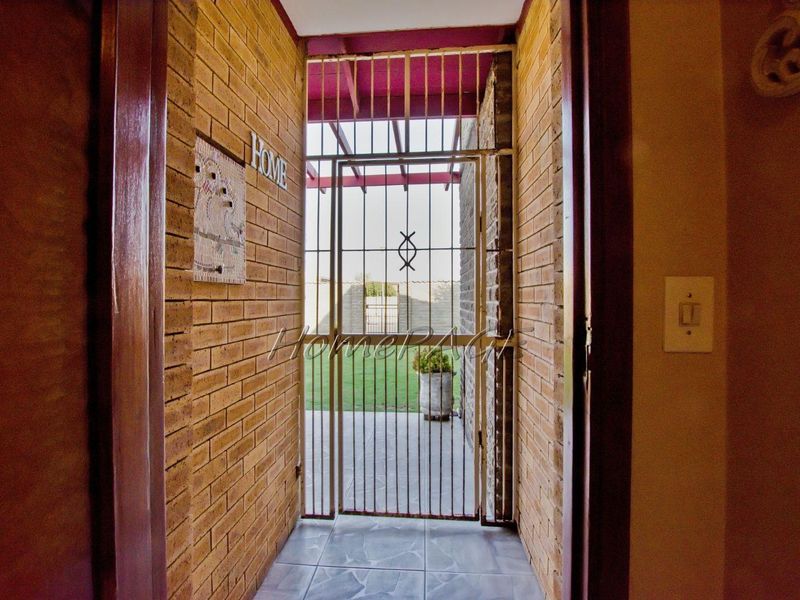 Central, Walvis Bay:  Spacious, very neat home in a good area, for sale - Photo 2