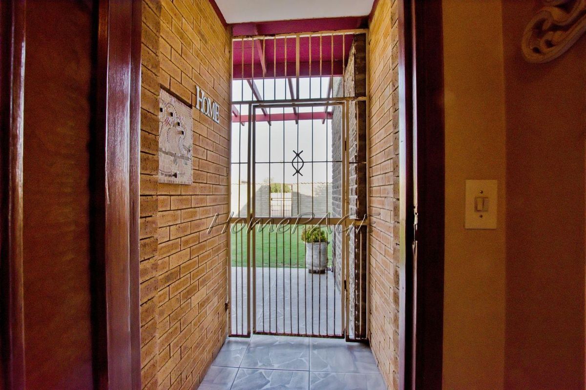 Central, Walvis Bay:  Spacious, very neat home in a good area, for sale - Photo 2