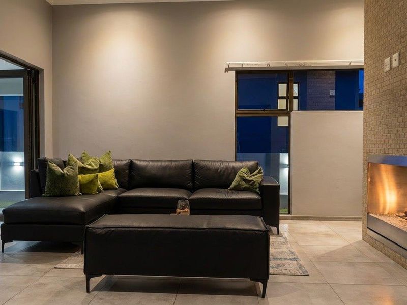 Single Level Contemporary Family Living on an Expansive 880sqm Stand - Photo 9