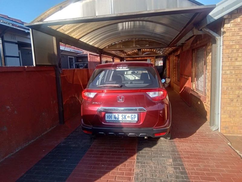 3 bedroom house in Siluma view,Katlehong - Photo 2