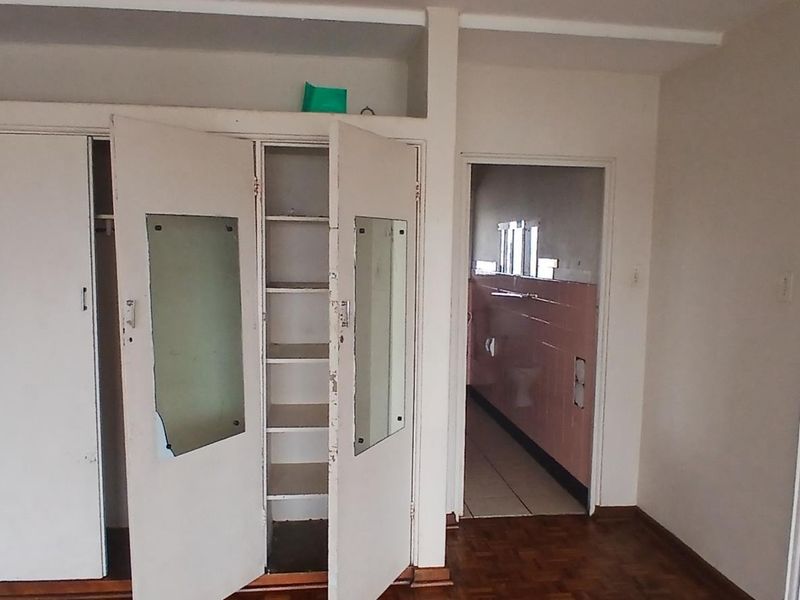 Renovator's Dream: Panoramic Views in Durban Central - Photo 9