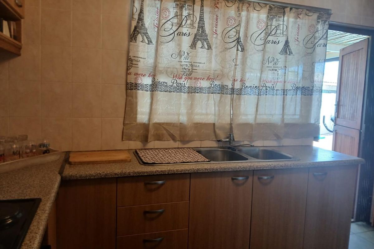 Charming Modern 3-Bedroom Home in Northpine | R1,720,000 - Photo 5