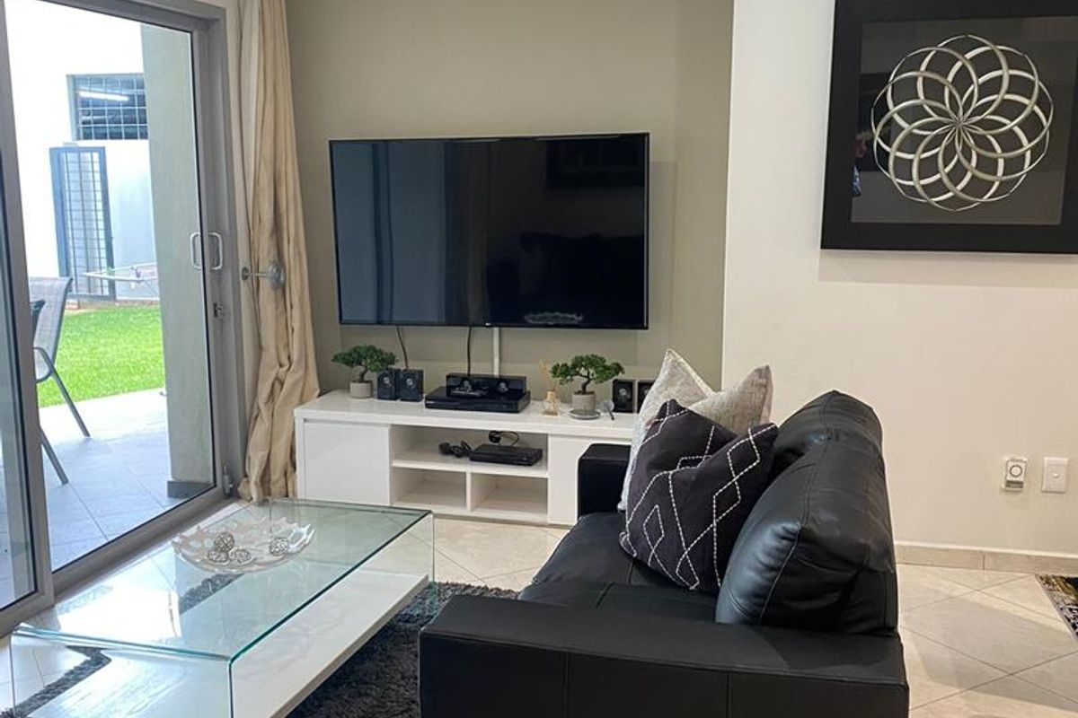 A STUNNING FURNISHED TWO BEDROOM GARDEN APARTMENT - Photo 5
