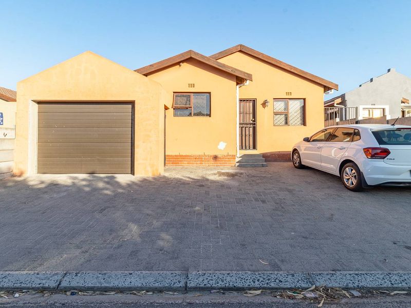 Spacious 2-Bedroom Home with Self-Contained 2-Bedroom Flat – Ideal for Families or Investment - Photo 2