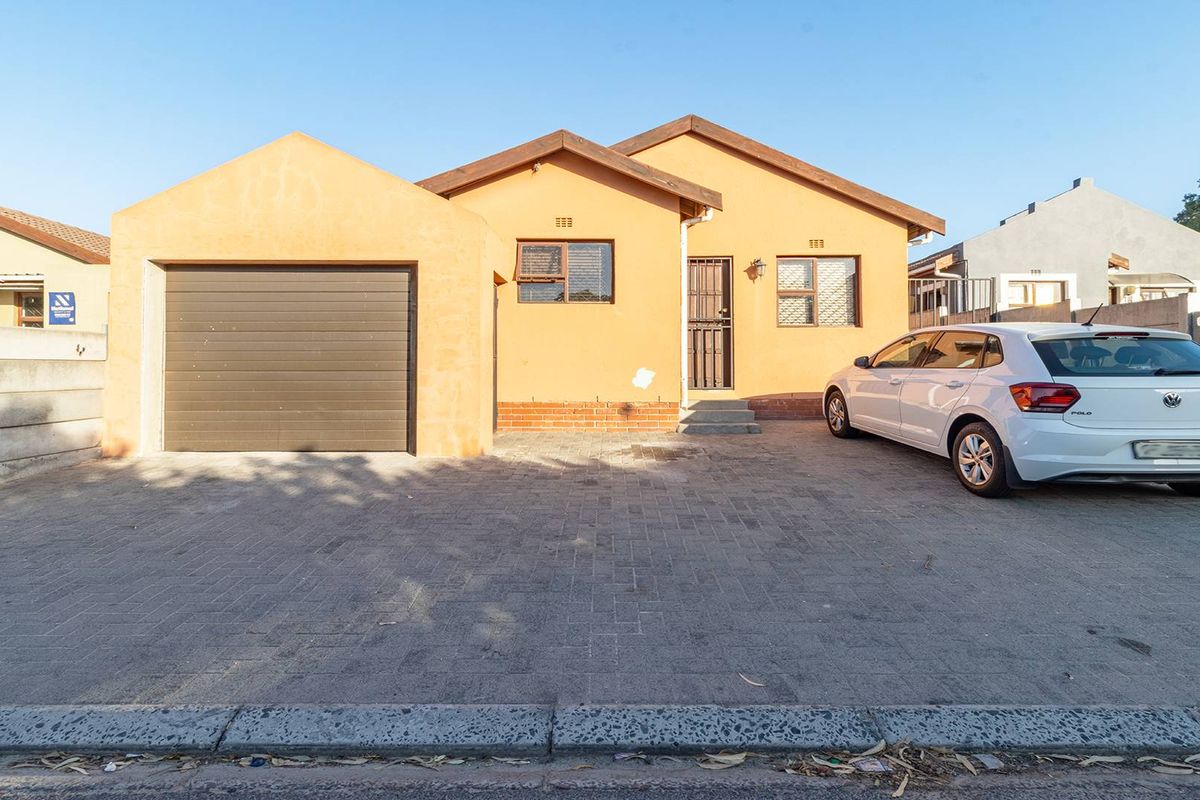 Spacious 2-Bedroom Home with Self-Contained 2-Bedroom Flat – Ideal for Families or Investment - Photo 2