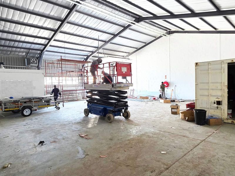 Light Industrial Warehouse in Newly Refurbished Complex - Photo 4