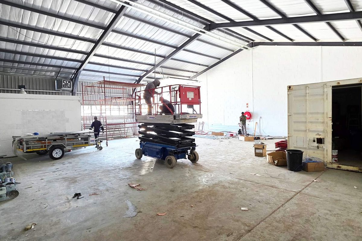 Light Industrial Warehouse in Newly Refurbished Complex - Photo 4