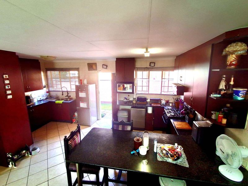 3 Bedroom Townhouse in Willow Park Manor - Photo 5