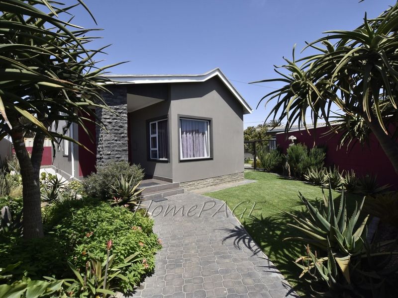 Central, Swakopmund:  EXTREMELY NEAT Home with 3 FLATS is for Sale - Photo 3