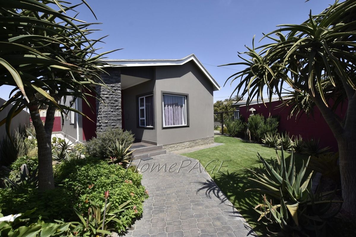 Central, Swakopmund:  EXTREMELY NEAT Home with 3 FLATS is for Sale - Photo 3