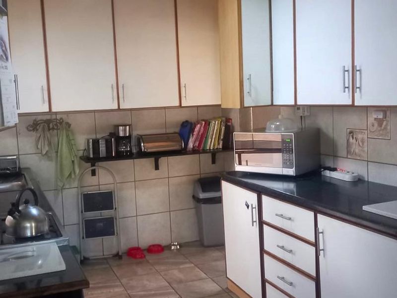 Lookinf for an income generating home, look no more. Priced to sell in tranquill South Crest - Photo 4