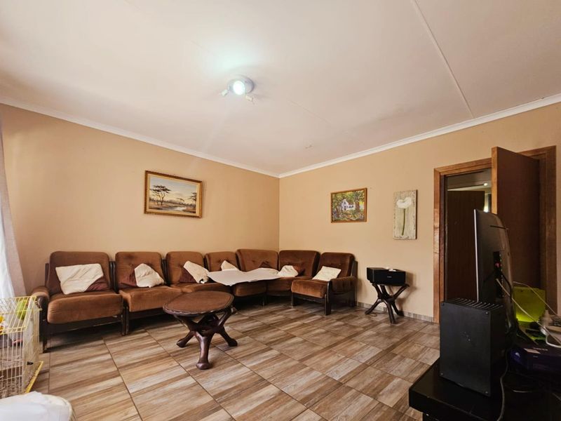 "Discover Comfort: 4 Beds, Pool, Braai, & More!" - Photo 8