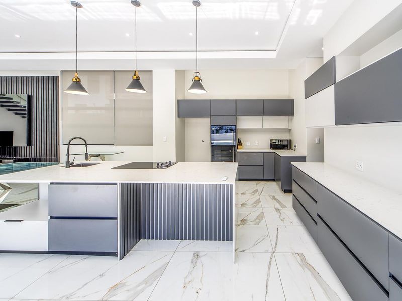 Exquisite Five Bedroom Luxurious Home For Sale in Waterfall Country Estate - Photo 10