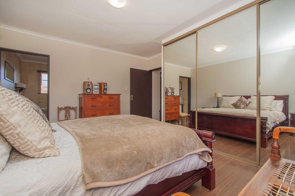 Feature mirror cupboards