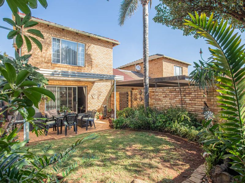 **Charming Duplex with Modern Comforts in Pristine Condition** - Photo 2