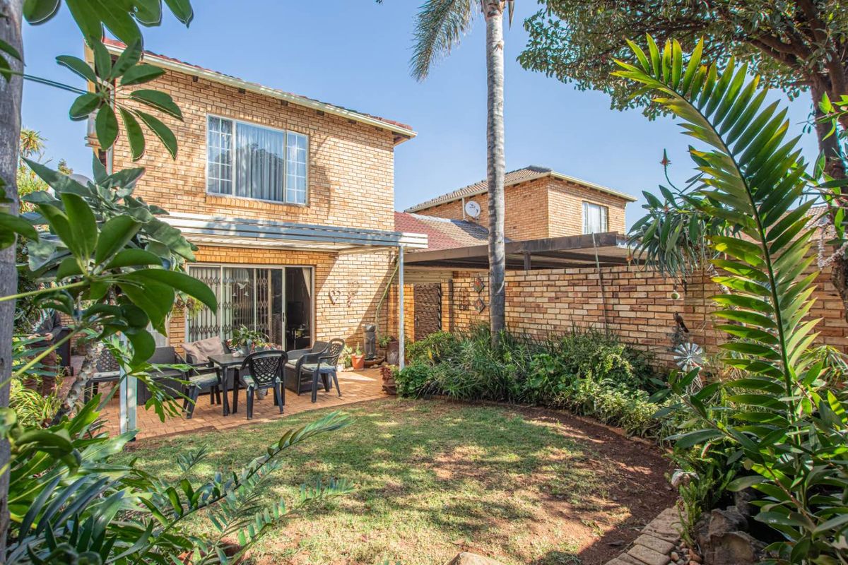 **Charming Duplex with Modern Comforts in Pristine Condition** - Photo 2