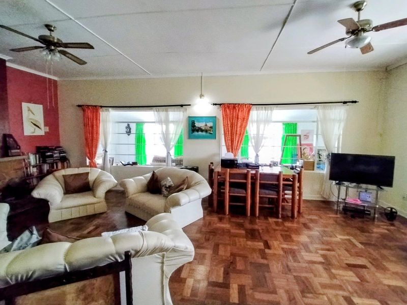 CHARMING HOME FULL OF POTENTIAL AND OLD WORLD WARMTH - Photo 10