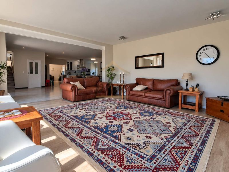 SPACIOUS FAMILY HOME WITH SEPARATE FLAT FOR SALE – KRAMERSDORF, SWAKOPMUND - Photo 3