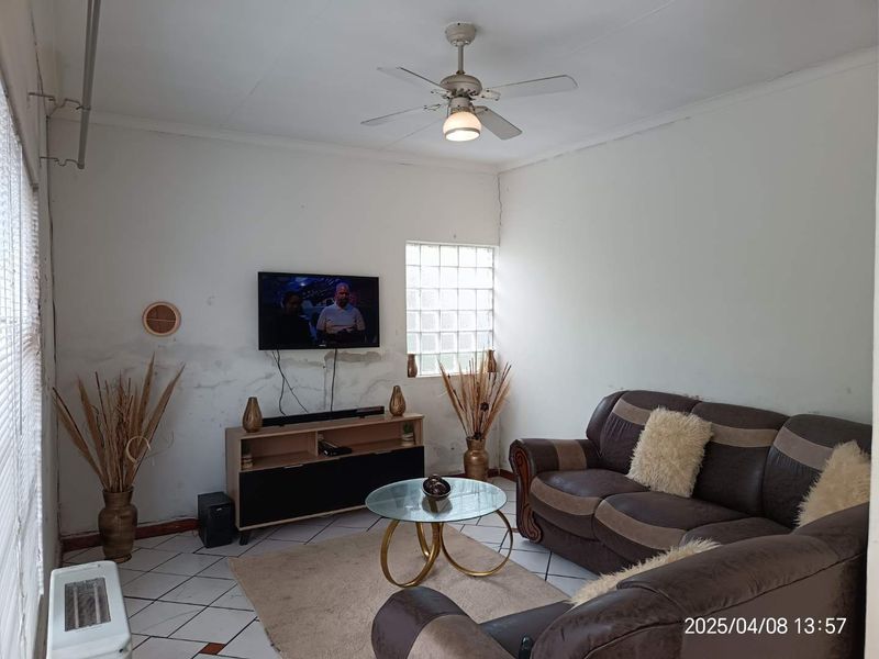 **Charming Multi-Level Home on the Border of Newlands and Sophiatown** - Photo 5