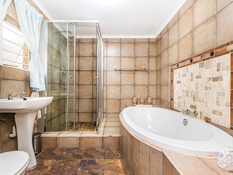 Family home for sale with a breath taking view - Photo 8