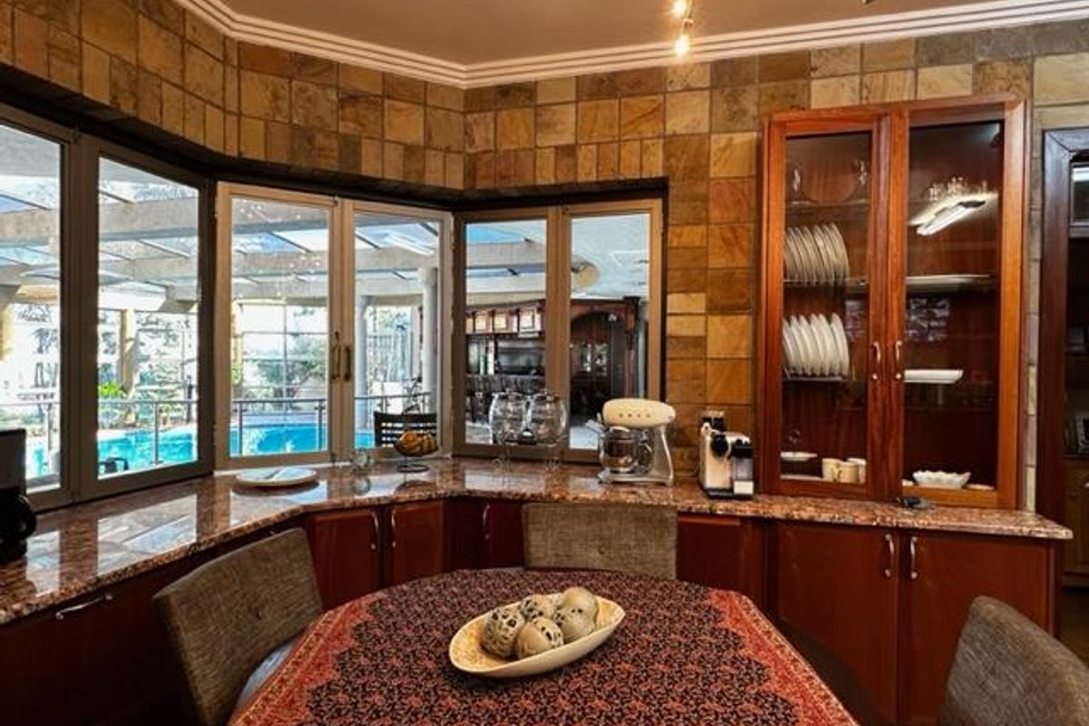 Indulge in opulence: A magnificent home for sale! - Photo 5