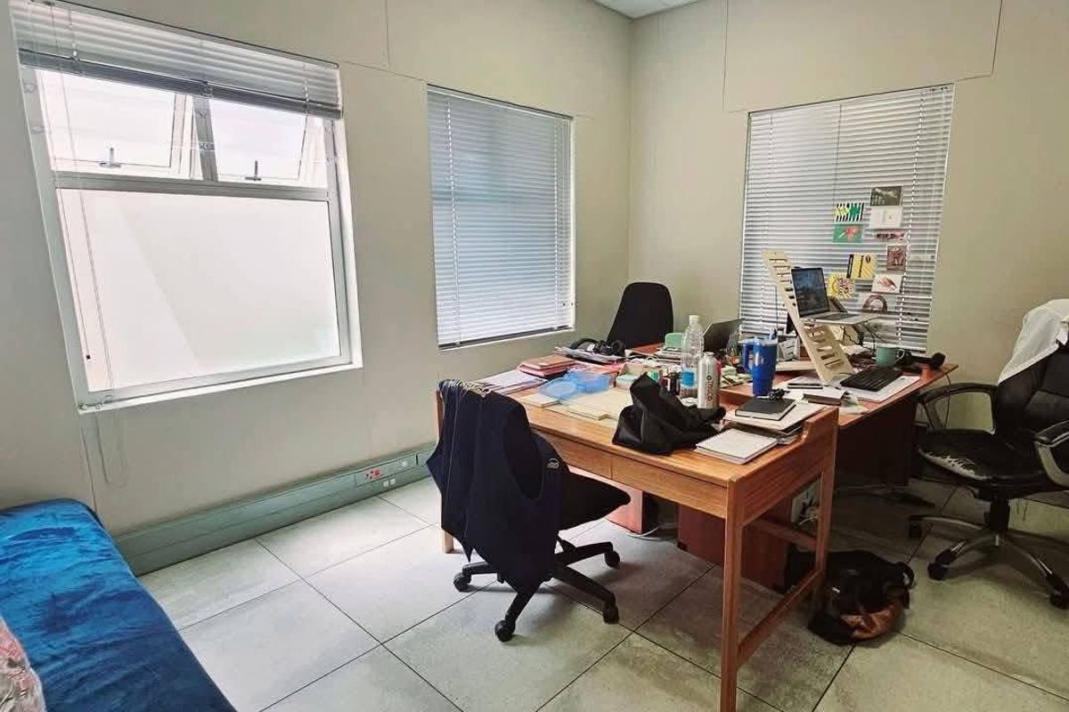 Modern & spacious single-level offices for sale in a complex with commercial and residential units. - Photo 3