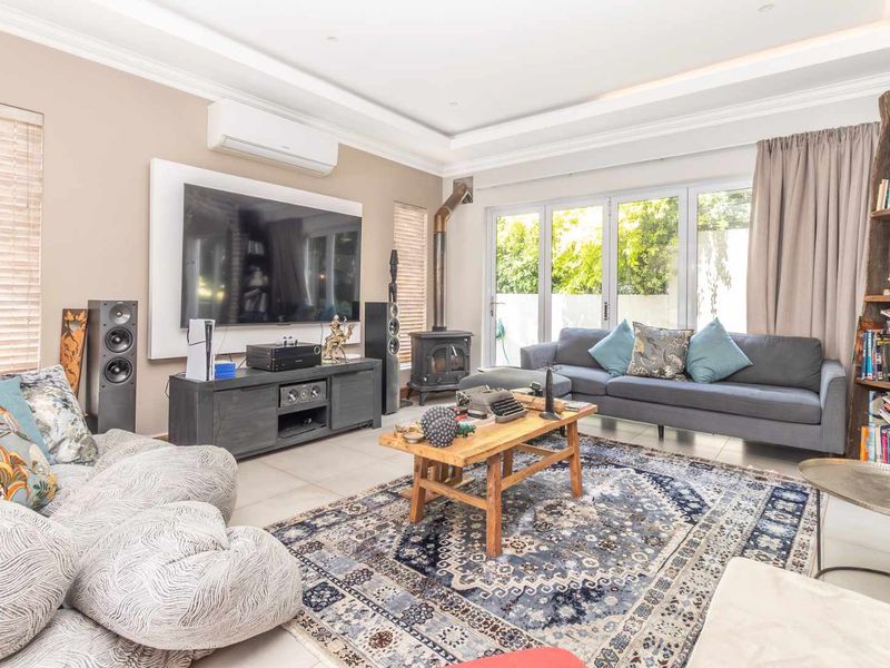 Elegant 4 Bedroom Family Home to Rent in Helderfontein Eco Estate - Photo 10