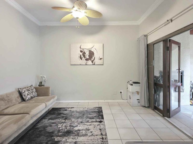 Perfect Location, Perfect space – 3 Bedroom Sandton Townhouse with Private Garden - Photo 7