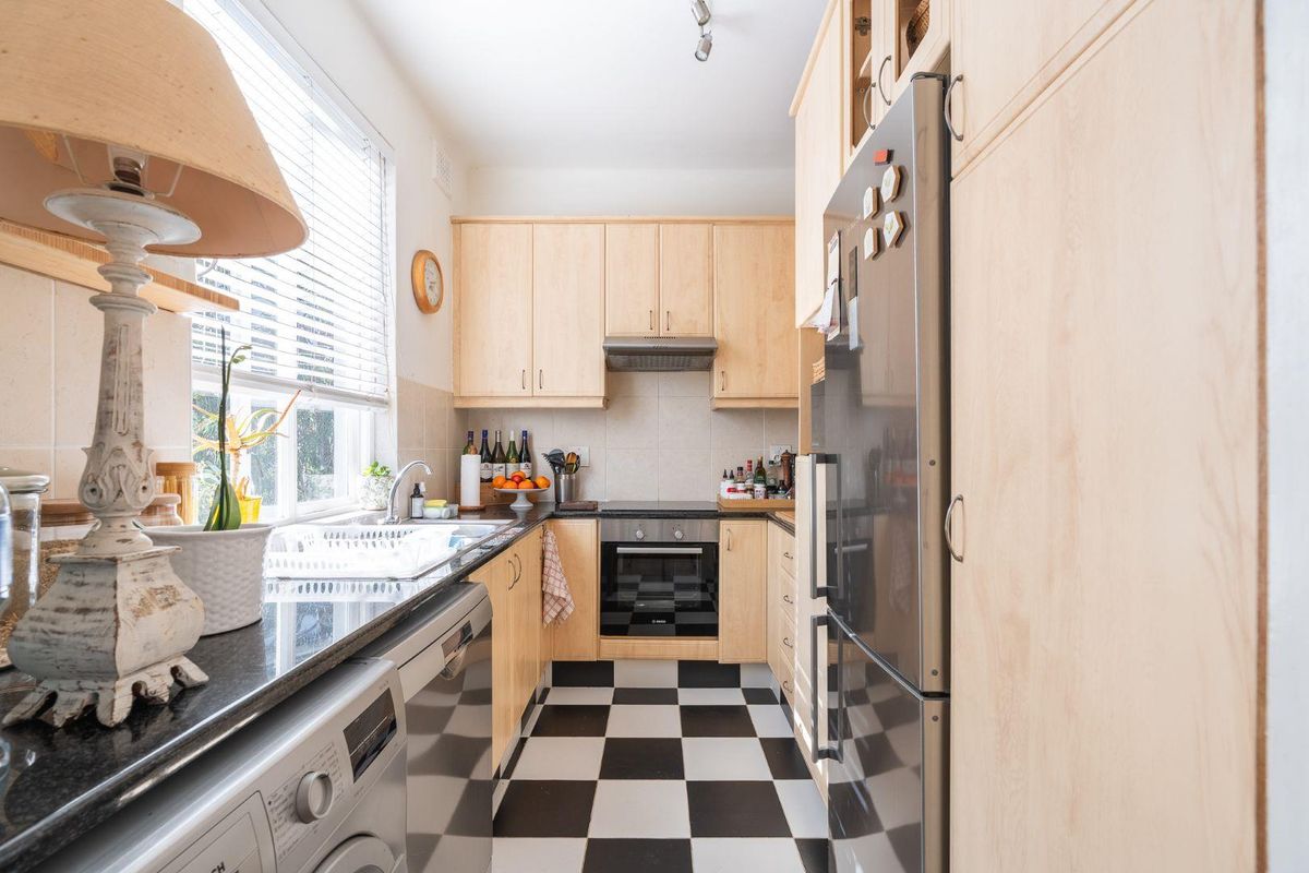 Timeless Heritage in the Heart of Sea Point - Photo 3