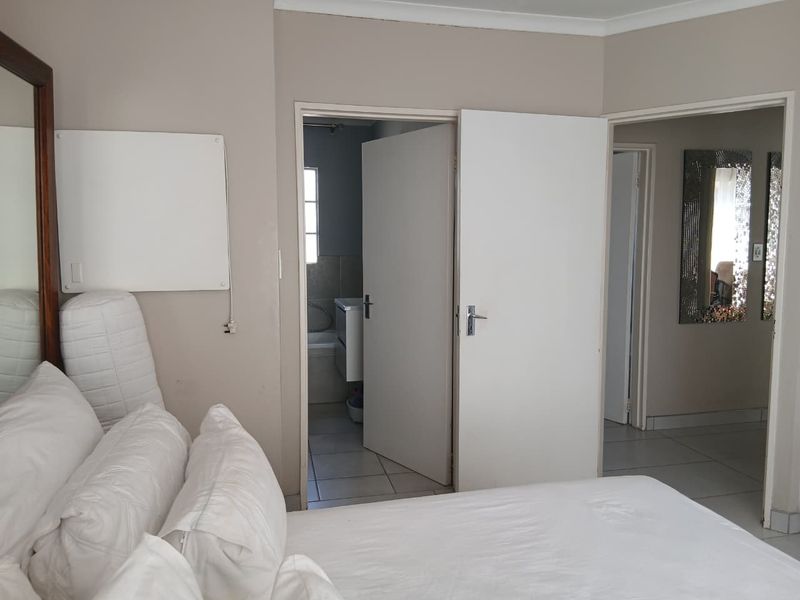 Spacious 3-Bed Home with Private Garden & 24-Hour Security - Photo 10