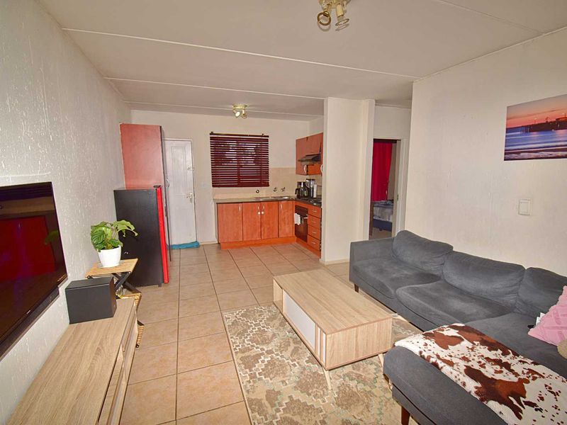 Charming 2-Bedroom Ground Floor in Klippoortje - Photo 4