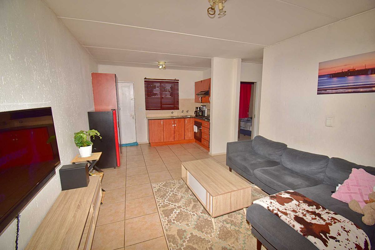 Charming 2-Bedroom Ground Floor in Klippoortje - Photo 4