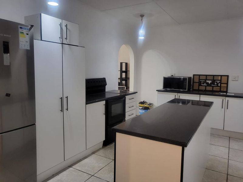 Dream Family Home with a Wealth of Potential in Queensburgh! - Photo 3