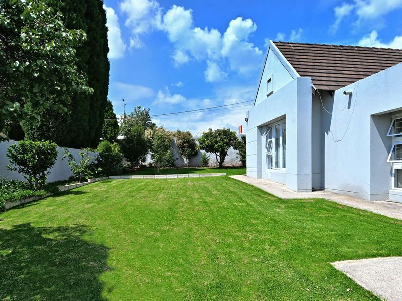 Charming 3 Bedroom Home in Excellent Estate - Photo 3