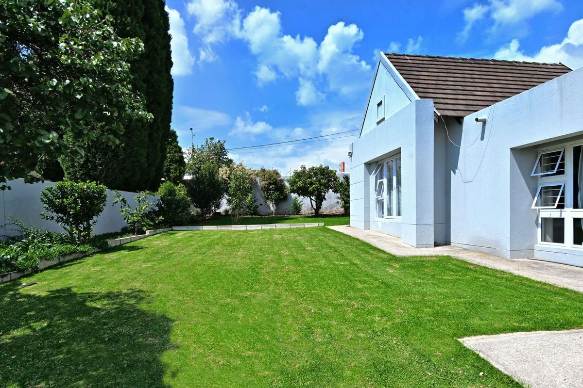 Charming 3 Bedroom Home in Excellent Estate - Photo 3