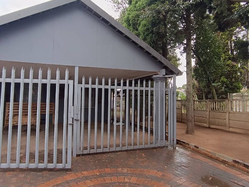 "Spacious 3-Bed Home with Income-Generating Flatlet!" - Photo 9