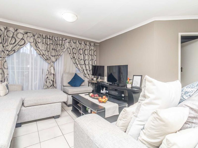 Lock-Up-and-Go 2-Bed Townhouse in Secure Sandalwood Lane — Pet Friendly & Fibre Ready - Photo 5