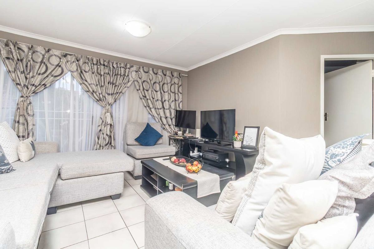 Lock-Up-and-Go 2-Bed Townhouse in Secure Sandalwood Lane — Pet Friendly & Fibre Ready - Photo 5