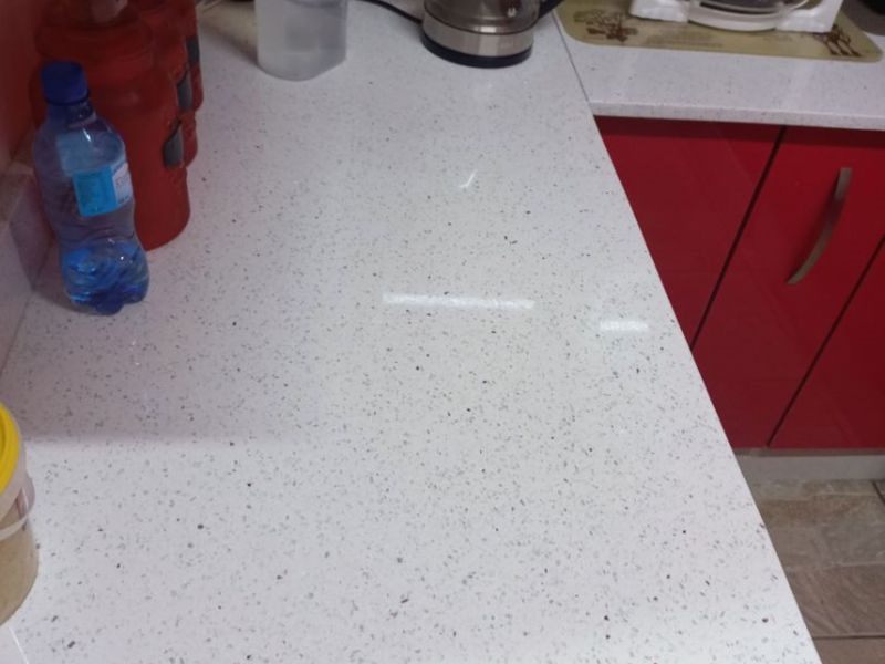 modern, stunning lock up and go 3 bedroom apartment - Photo 4